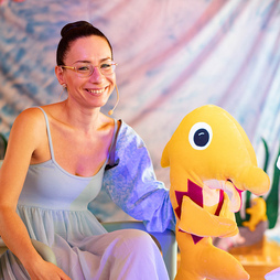 Die Ballettlehrerin Valentina Galizia mit Yobafini, dem Delphin