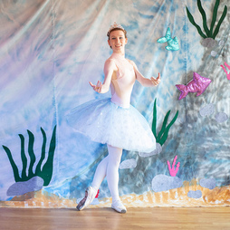 Die Ballerina Sarah in einer wunderschönen Ballettpose